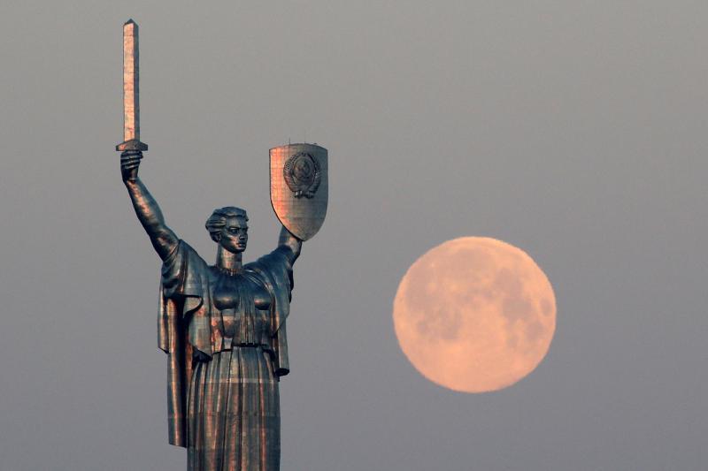 4月7至8日,世界多国夜空出现今年最大的超级月亮.