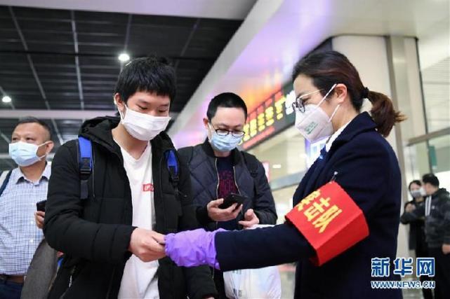 武汉解封后 重庆北站迎来首批武汉入渝旅客
