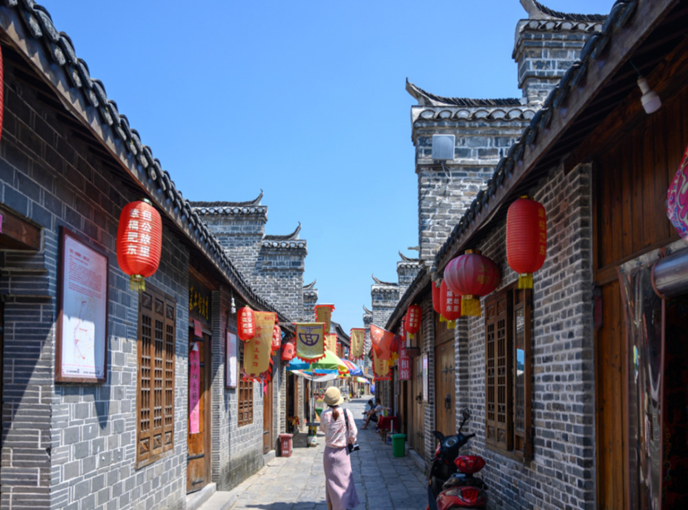 旅游景点却多,这里著名景点如:岱山湖,桥头集爱情隧道,长河宁古镇