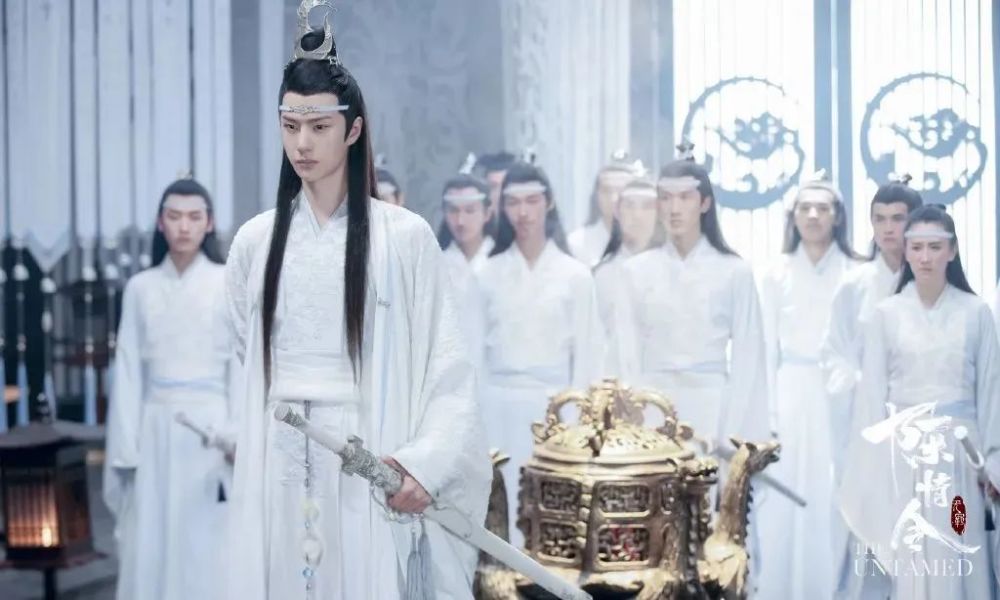 同时古装白衣少年,罗云熙温婉如玉,朱一龙一笑就破功
