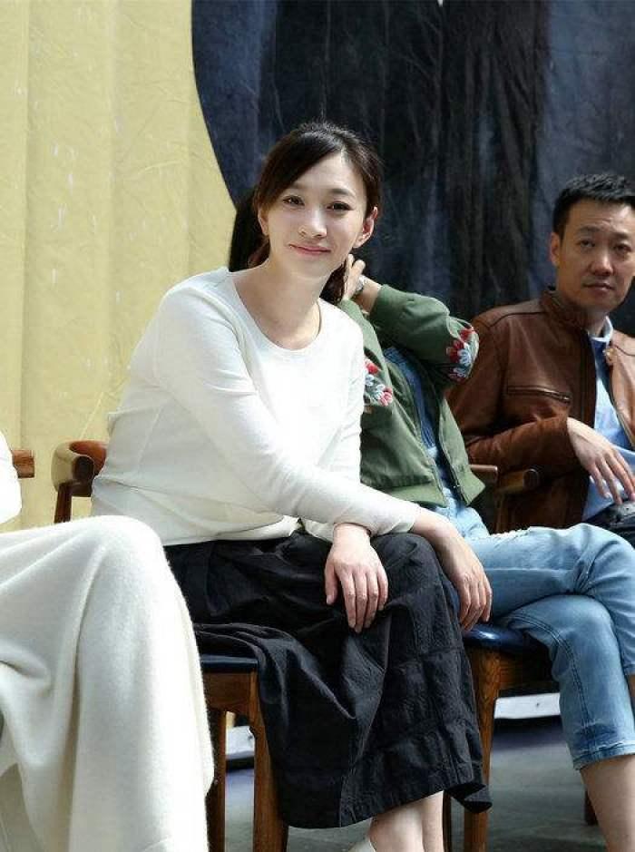 被43岁的李小冉给美到,合影关晓彤完全不输,同框比高圆圆更白