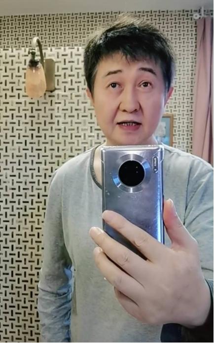 53岁付笛声罕晒照皱纹明显老态横生昔日顶流歌手太落寞