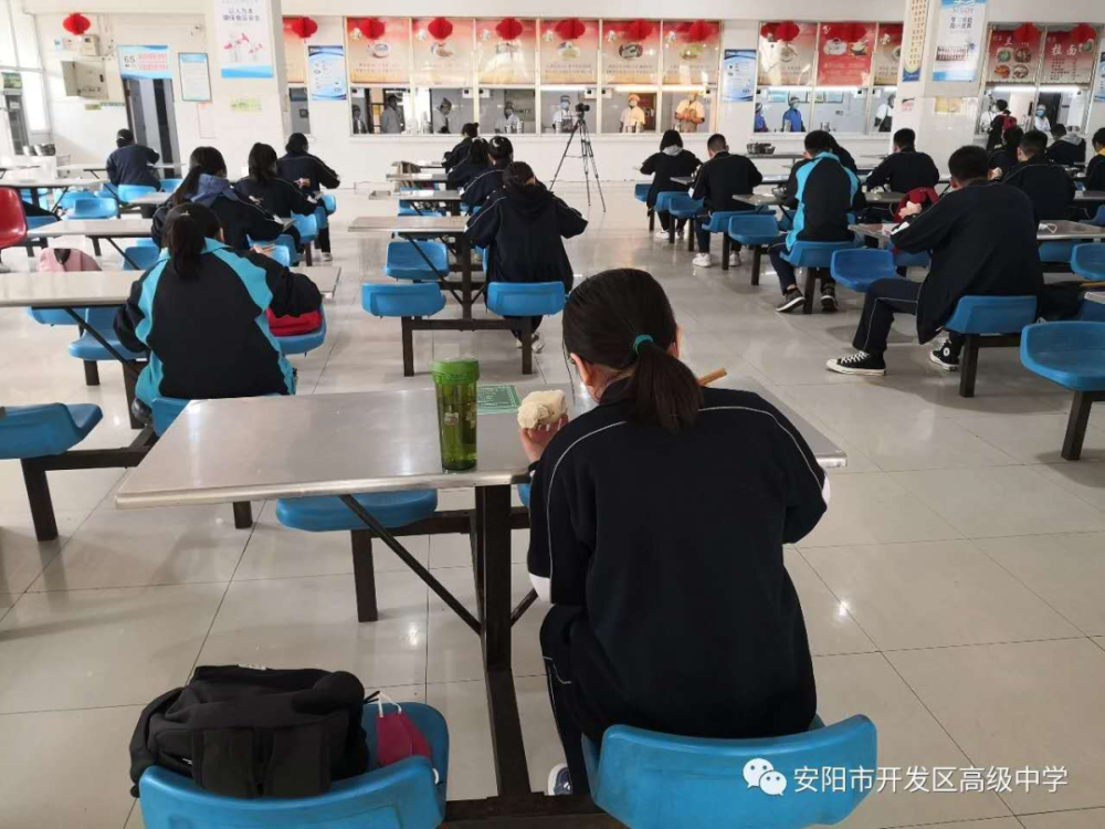 复学了,在学校食堂吃饭我都有坐在高考考场的感觉!不信你看吧