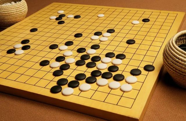 别让孩子玩手机了,下会儿棋吧