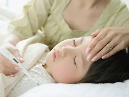 如果孩子在这4种情况下发烧,估计是积食了,按摩这7个