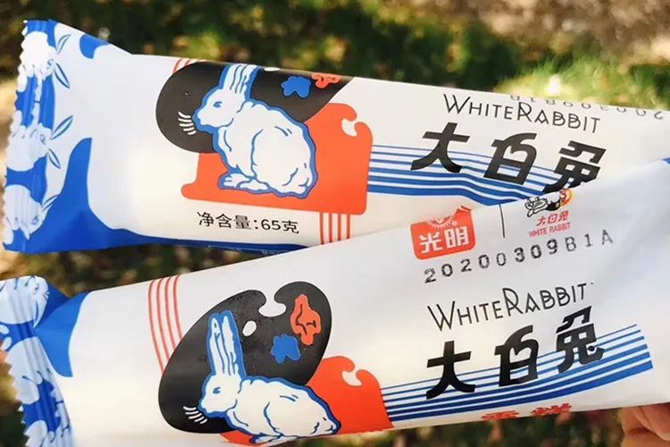 大白兔联手光明推出奶糖味雪糕,看老品牌如何玩转深度