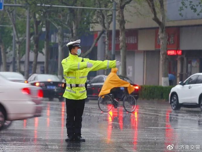 山东交警雨中执勤尽职责,坚守岗位保平安!