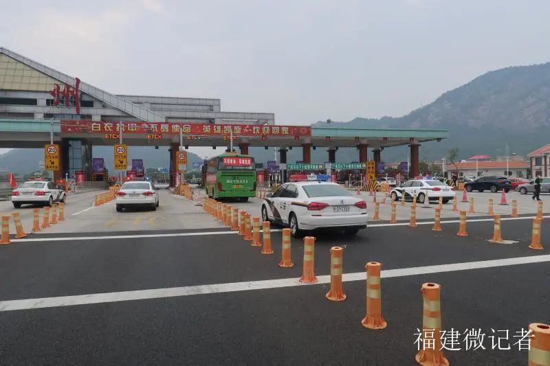 福建省漳州高速交警迎接两批援鄂医疗队员凯旋