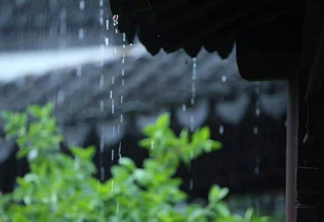 闭上眼睛,在这最美的下雨天,想起和你一起躲过雨的屋檐,还有屋檐下和