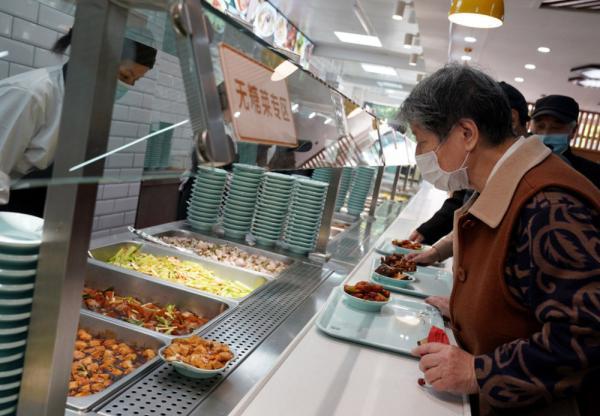 社区食堂恢复堂食 方便老年人吃热乎饭