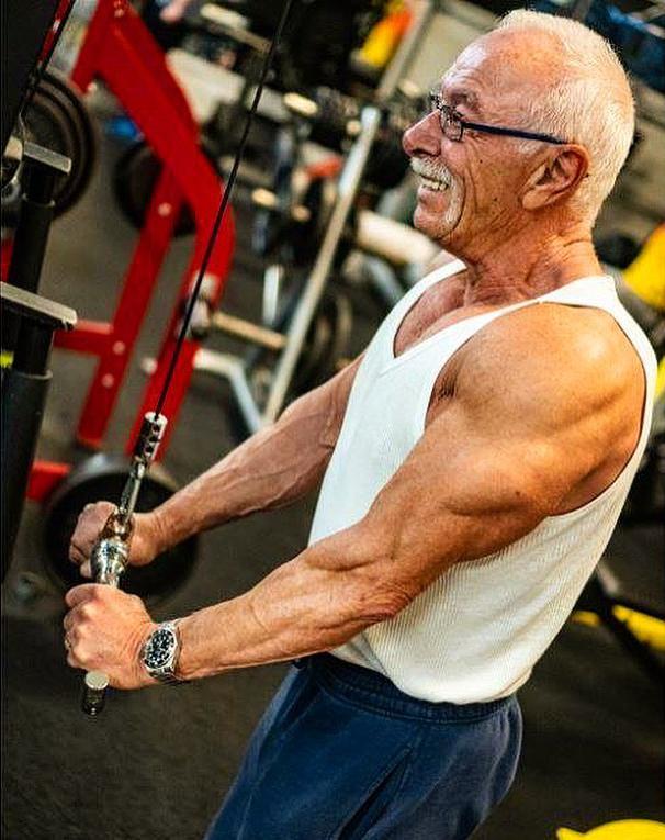 随着年龄增长,我们的肌肉会流失,老年人身体也会逐渐变得虚弱.