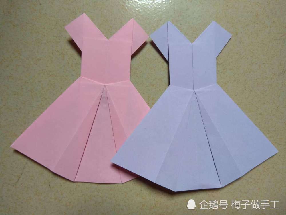 准备材料:1张15cm*15cm正方形折纸