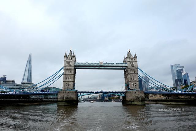 英国泰晤士河上最壮观的桥梁,有"伦敦之门"的美称