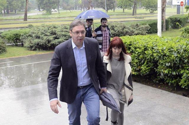 塞尔维亚总统18岁女儿继承爸爸颜值!穿花裙太美了,被