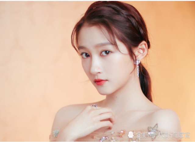 同是侧脸照,关晓彤vs迪丽热巴!谁更美?看完后这差距真