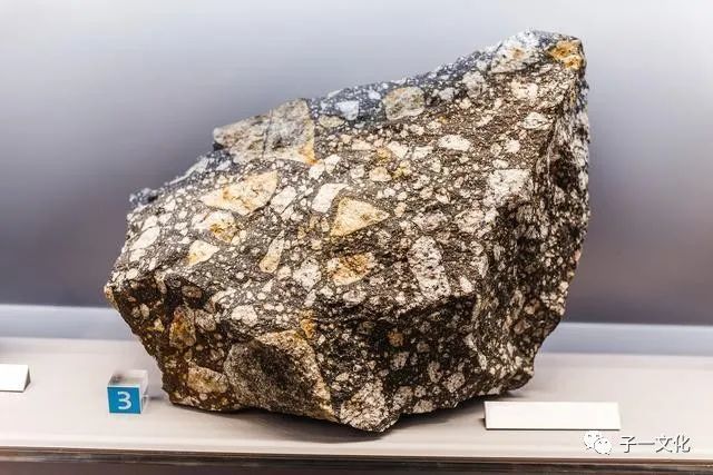 对于现在认可的玻璃陨石,最早时认为它是石陨石,归为石陨石类.
