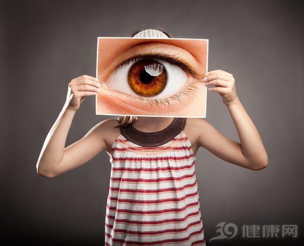 天天看手机,眼睛越来越模糊?多吃8种营养素,有效改善视力