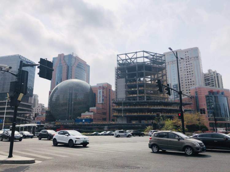 "徐家汇中心"向上而生,"徐家汇商圈"向优而进