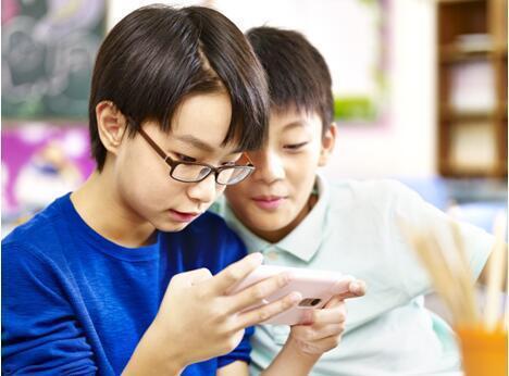 孩子借上网课机会玩手机,心理咨询师妈妈深受挫败,苦思解决方法