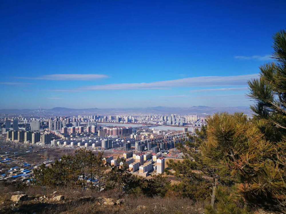 登上朝阳崇山峻岭,欣赏龙城美景,游览朝阳湿地公园,如今已经成为部分