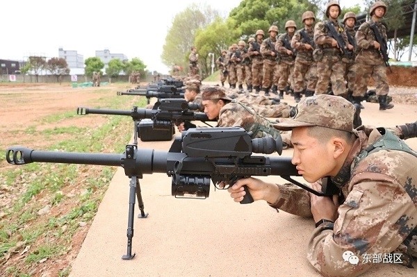 合成营侦察狙击排配备多种狙击步枪 还有狙击榴弹发射