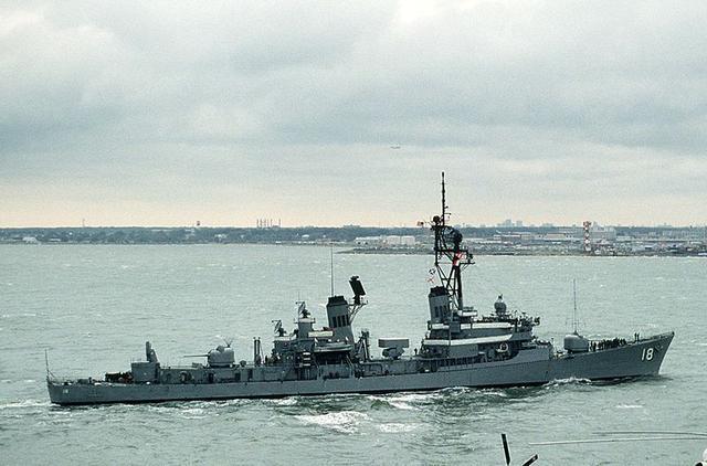 "查尔-亚当斯级"导弹驱逐舰,舰艇中部是阿斯洛克反潜导弹,rim-24"鞑靼