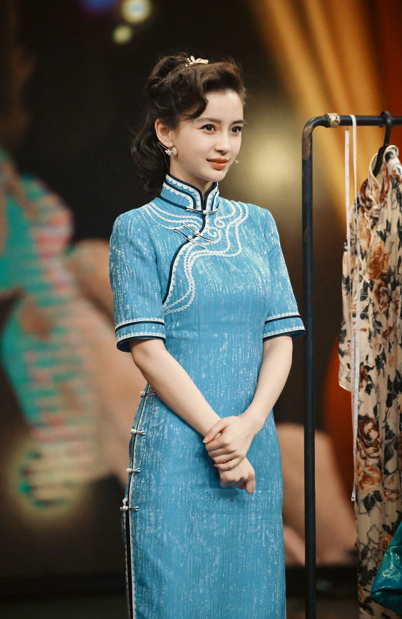 在今晚播出的综艺《王牌对王牌》中,angelababy 穿了两套旗袍look,一