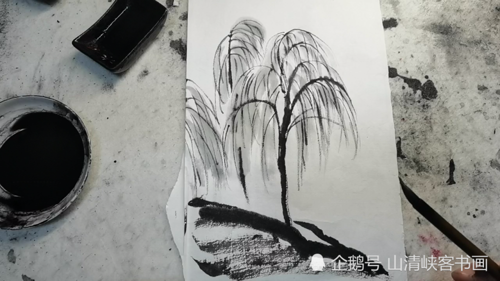 7. 最后画树纹,以毛笔进行皴擦处理,以加强立体感,笔触要灵活自然.