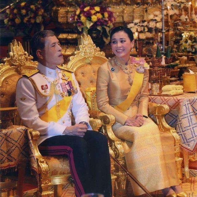 泰国王后苏提达高段位!人美时髦表情却难解读,外人根本看不透她