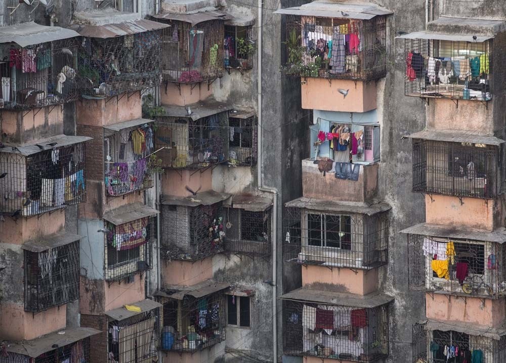 中国人在美国的"蜗居"生活,破乱不堪非常拥挤,却依旧不愿回国