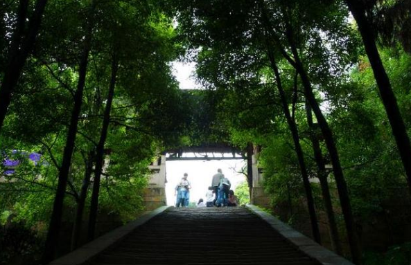 成都超"诡异"景区,这里的人称之为鬼山,结果因为春晚