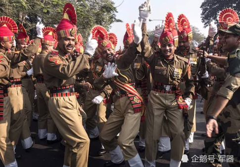 印度阅兵踢正步的画面太奇葩看踢的高度网友真怕他误伤自己的脸