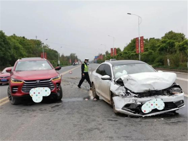 大众速腾撞上"公路坦克",直击软肋结果遭"虐",网友:中保研果然没说错