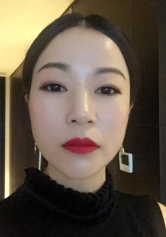 她是徐静蕾的同班同学,获金鸡奖后出国深造,如今46岁依旧很漂亮