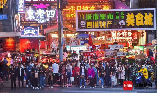 夜色下的成都街头熙熙攘攘繁华再现