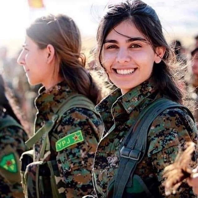 库尔德武装女兵