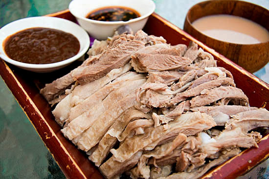 蒙古人吃羊肉,最常见的做法是水煮羊肉和手抓肉,他们基本不放调料,只
