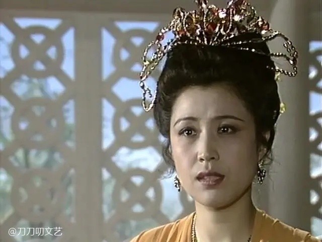 上图:卢玲扮演姜皇后 武王妻子商青君的扮演者:徐娅,"大宋佳"的同学
