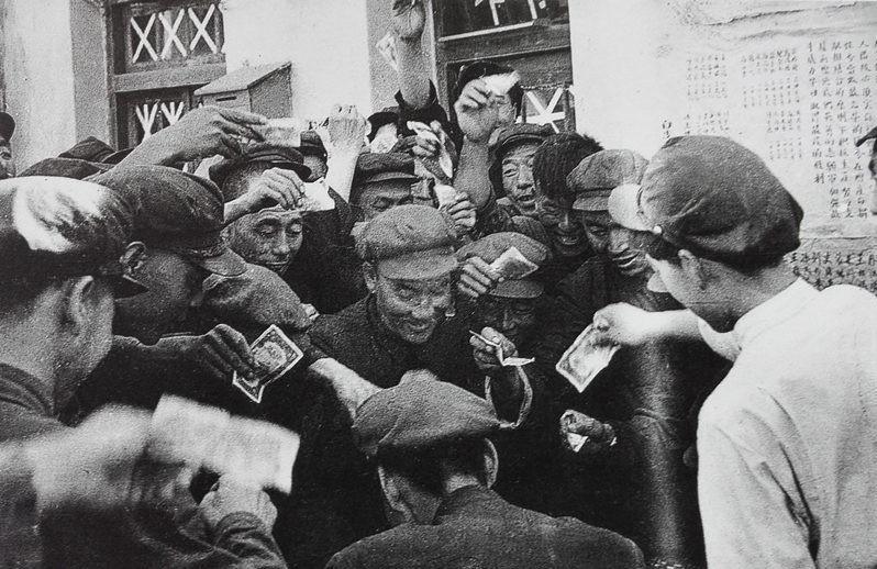 1950年,青岛自来水厂职工纷纷捐款,支援抗美援朝前线购买飞机大炮