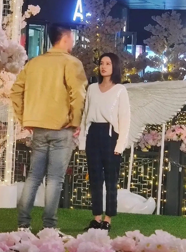 《亲爱的戎装》最新路透曝光,李沁黄景瑜终于抱上了,有cp感吗?