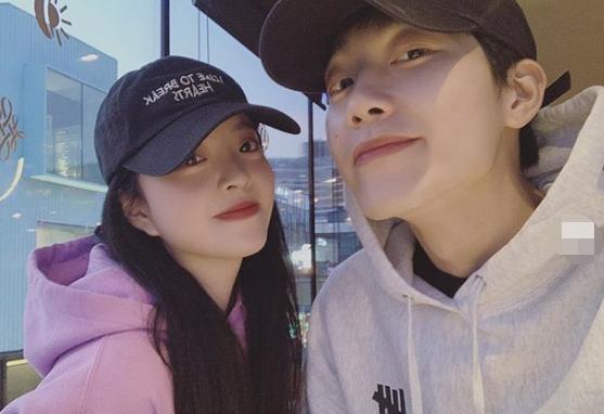王中磊女儿晒与异性合照,二人亲密依偎显默契,发文却称:不太熟