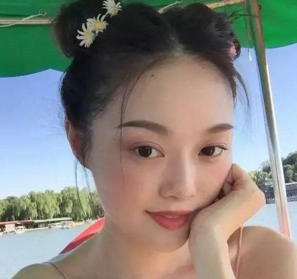 网红晚晚是如何一步步跨入时尚界,成为艺术名媛的?
