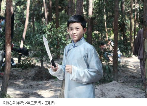长大后的吴磊也不负众望,真的是越变越帅.