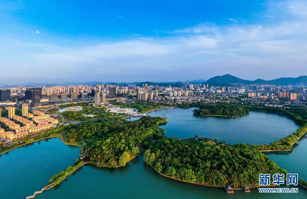 4月6日,航拍"身披春装"的安徽省铜陵市天井湖公园.