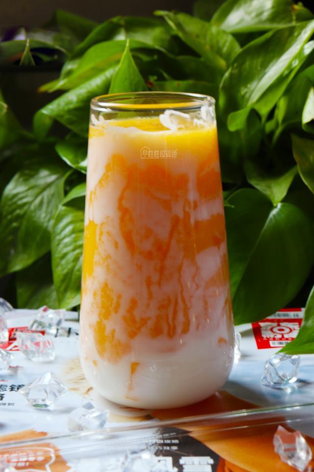 边喝芒果奶昔,边吃芒果,有吃有喝,感觉好极了