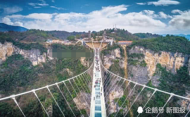 国内的许多景区,曾经兴起过一阵玻璃桥栈道风,众多旅游景区,为了迎合