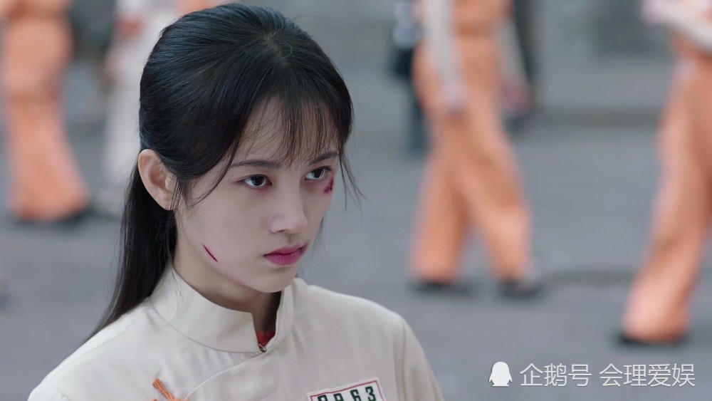 在剧中鞠婧祎饰演的林九歌被诬陷杀了自己的养父,然后被关进监狱,先