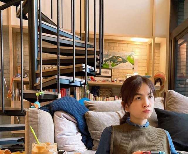 ella晒出儿子庆生照片,老公外貌沧桑很显老,复式豪宅