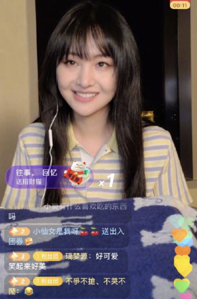郑爽无美颜直播为湖北助力带货,网友夸赞颜值依旧在线少女感十足
