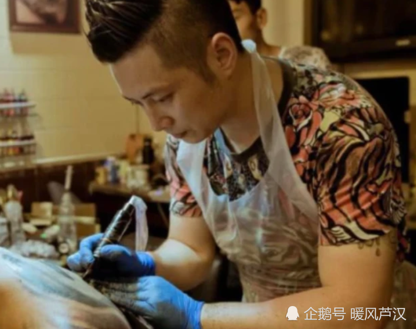 但是收入不怎么稳定,而且纹身师也是很累的,如果纹身师辛辛苦苦的